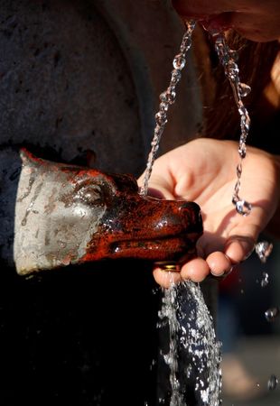 © Reuters. Una fontanella pubblica a Roma