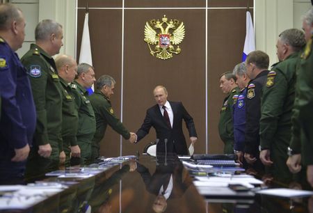 © Reuters. Russian President Vladimir Putin shakes hands with Defence Minister Sergei Shoigu during a meeting at the Bocharov Ruchei state residence in Sochi