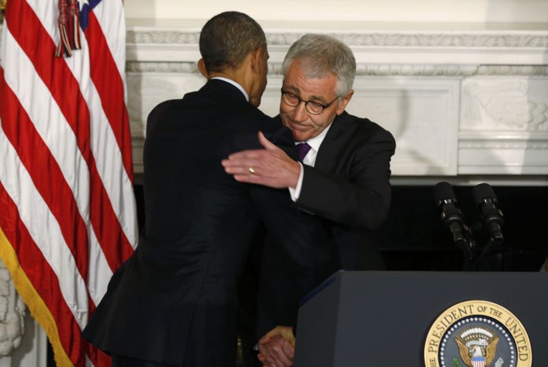 © Reuters. U.S. President Obama embraces Defense Secretary Hagel after announcing Hagel's resignation at the White House in Washington