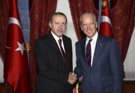 © Reuters. U.S. VP Biden shakes hands with Turkey's President Erdogan in Istanbul