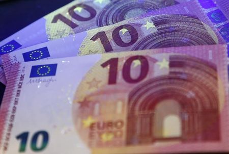 © Reuters. اليورو يصعد بدعم بيانات ألمانية وتصريحات مسؤول بالمركزي الأوروبي