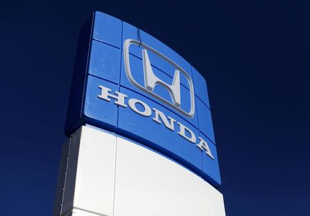 © Reuters. A Honda dealership sign is shown at a car lot in Carlsbad, California