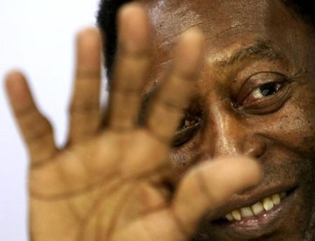 © Reuters. Pelé acena durante evento em SP