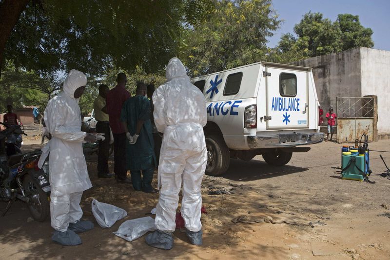 © Reuters. مالي تؤكد ثامن حالة اصابة بفيروس الايبولا وتراقب 271 شخصا