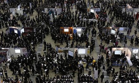 © Reuters. Job seekers attend a job fair held for fresh graduates in Tokyo