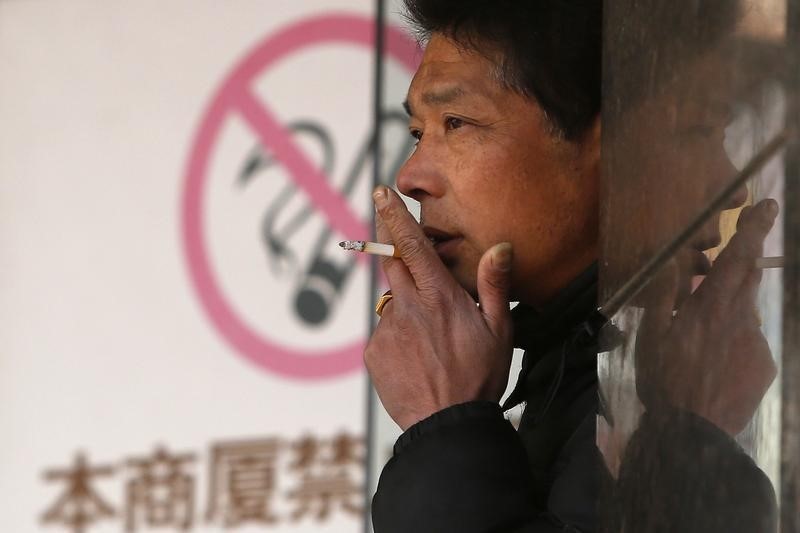 © Reuters. الصين تدرس تشديد القيود على التبغ