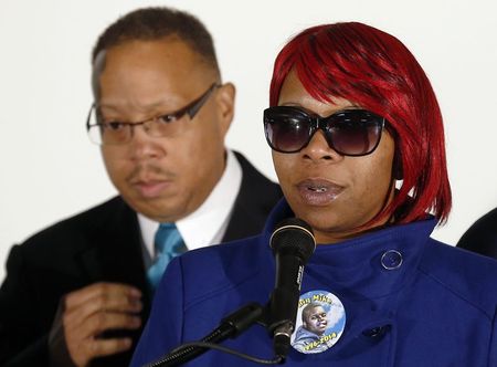 © Reuters. Lesley McSpadden (R), the mother of slain teenager Michael Brown, speaks after returning from a hearing of the Committee against Torture at the United Nations in Geneva as the family attorney Anthony Gray looks on, at the airport in St. Louis