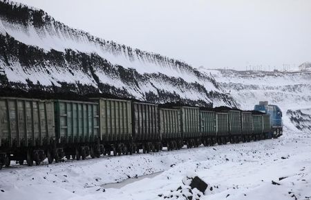 © Reuters. Состав с углем у сибирского города Бородино в 152 километрах от Красноярска
