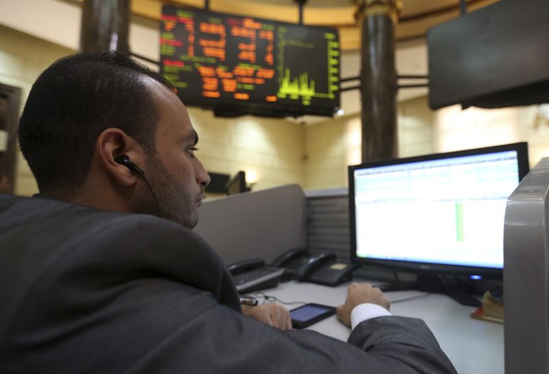 © Reuters. Un operatore di borsa a lavoro 