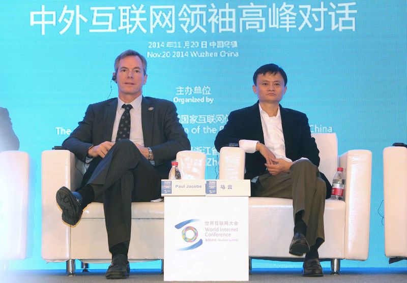 © Reuters. Qualcomm Chairman and CEO Jacobs sits next to Alibaba Group Executive Chairman Ma during a meeting at the World Internet Conference (WIC) in Wuzhen town
