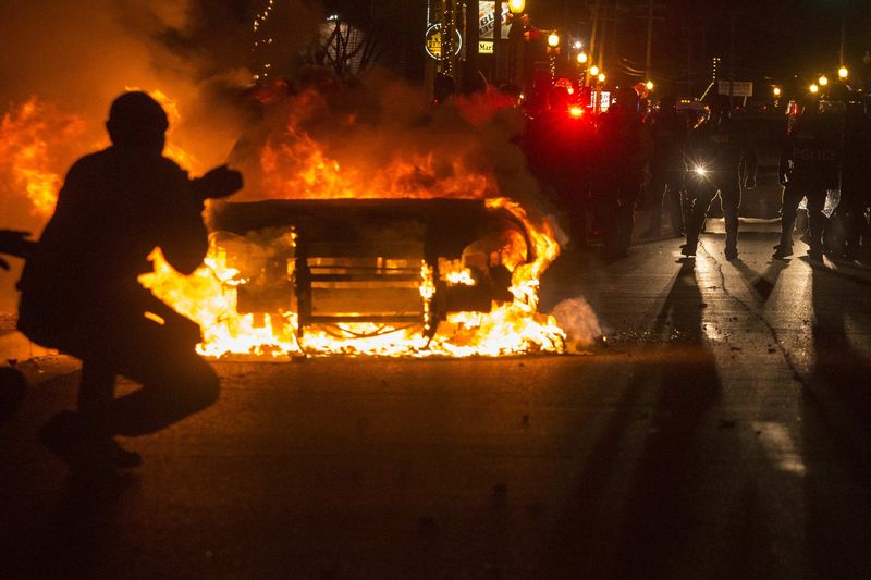 © Reuters. Estalla la violencia en Ferguson tras no presentarse cargos por un tiroteo