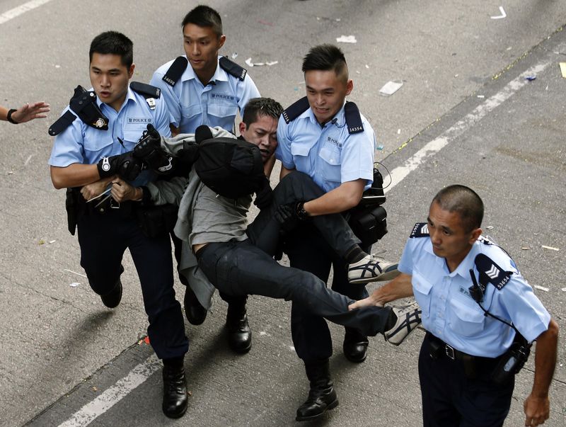 © Reuters. Polícia de Hong Kong leva detido manifestantes pró-democracia