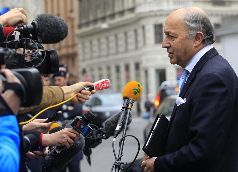 © Reuters. Chanceler francês, Laurent Fabius, conversa com jornalistas em Viena