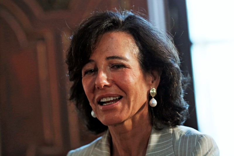 © Reuters. Santander bank's chairwoman Botin talks during her meeting with Andalusian regional president Diaz in Seville