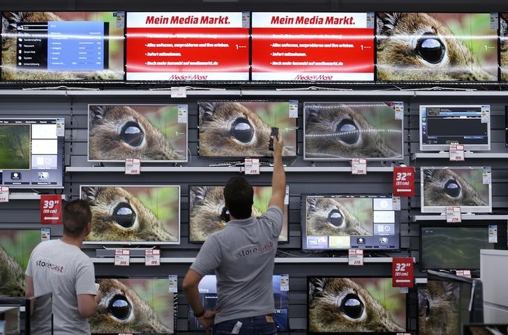 © Reuters. Funcionário mostra TV a cliente em uma loja de Ingolstadt, no sul da Alemanha 