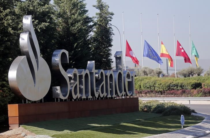 © Reuters. Entrada da sede do banco Santander em Boadilla del Monte, nos arredores de Madri