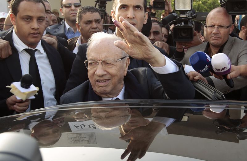 © Reuters. Beji Caid Essebsi, leader of Tunisia's secular Nidaa Tounes party and a presidential candidate, gestures after casting his vote at a polling station in Tunis