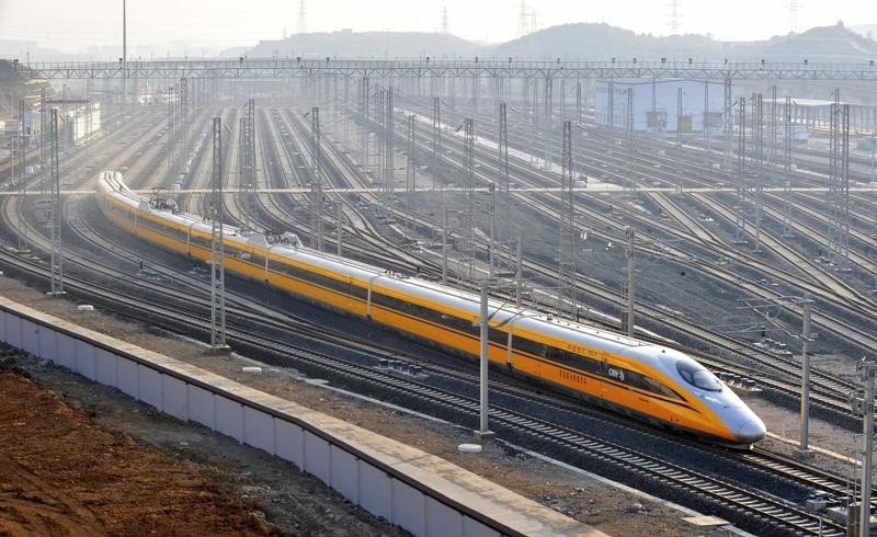 © Reuters. LA CHINE INVESTIT DANS LE RAIL POUR RELANCER L'ÉCONOMIE