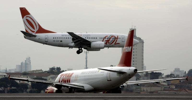 © Reuters. Airbus A320 da TAM manobra enquanto Boeing 737 da Gol pousa em Congonhas
