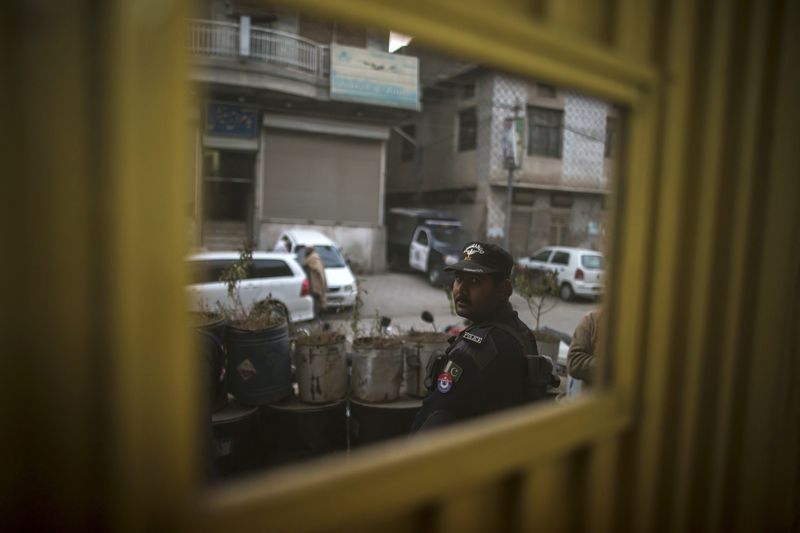 © Reuters. Policeman stands guard outside the Express News office in Peshawar