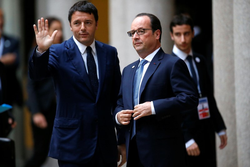 © Reuters. Il premier Matteo Renzi e il presidente francese François Hollande