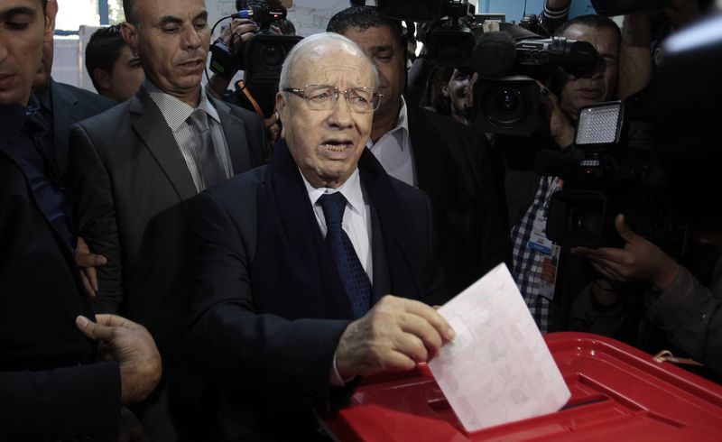 © Reuters. Essebsi gana la primera vuelta de las elecciones en Túnez