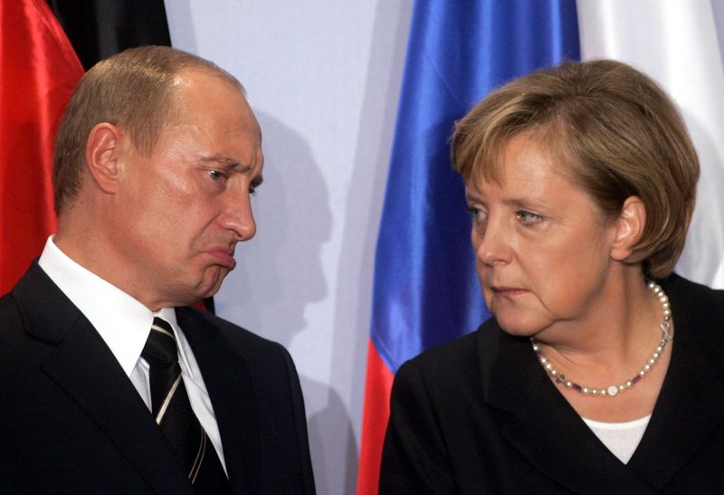 © Reuters. Merkel llega a un callejón diplomático sin salida con Putin