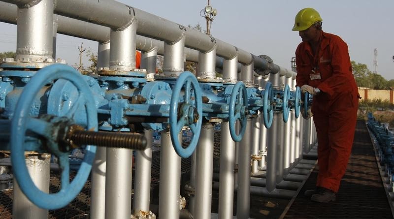 © Reuters. A technician opens a pressure gas valve inside ONGC group gathering station on the outskirts of Ahmedabad