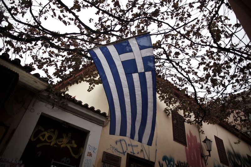 © Reuters. A Greek national flag flutters in the wind at the Plaka district in Athens