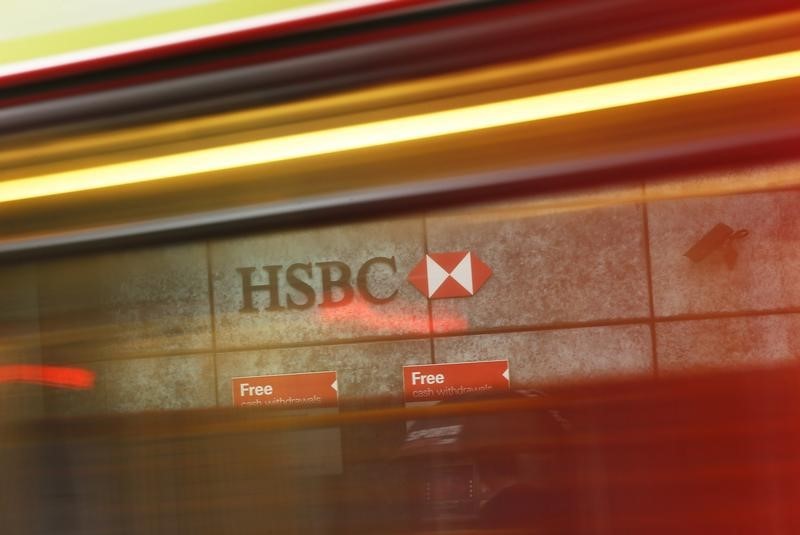 © Reuters. A bus passes a HSBC bank branch in the City of London