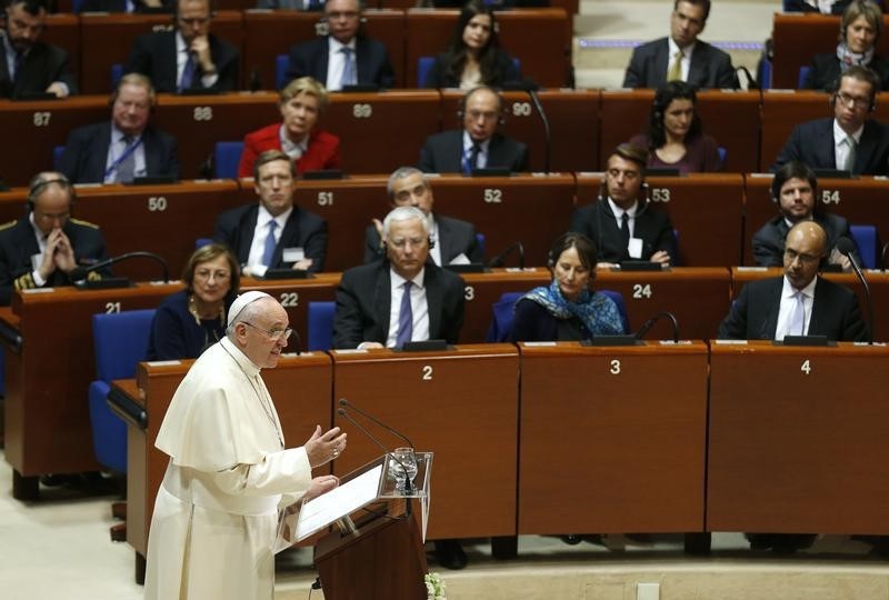 © Reuters. البابا: لا توصدوا باب الحوار دون تنظيم الدولة الاسلامية