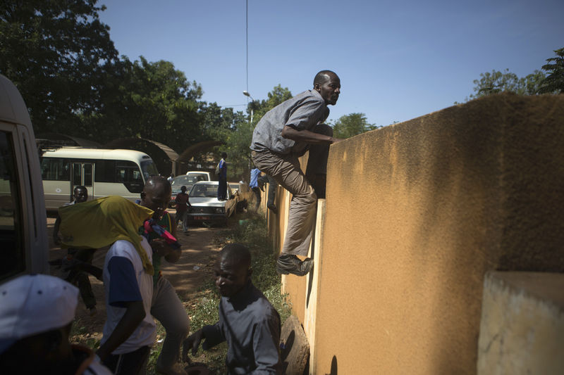 © Reuters. Cidadãos fogem de disparos do Exército na capital de Burkina Fasso