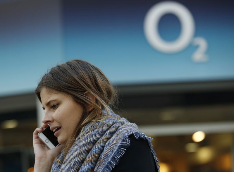 © Reuters. Telefónica y BT negocian un acuerdo en acciones y efectivo sobre O2