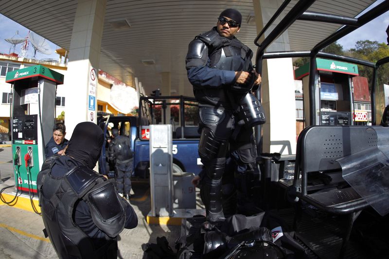 © Reuters. Riot police are seen next to a road in the south of Chilpancingo