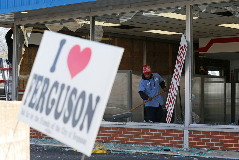 © Reuters. Loja é danificada durante protestos em Ferguson