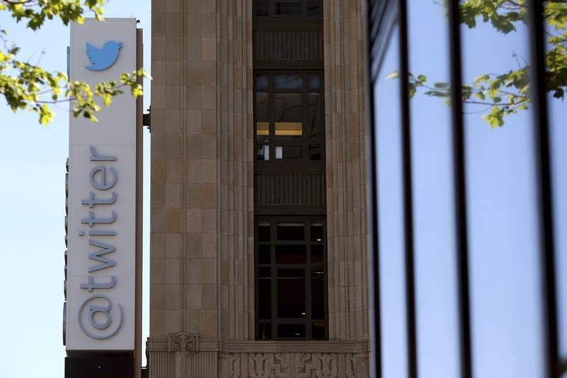 © Reuters. The Twitter logo is pictured at its headquarters on Market Street in San Francisco