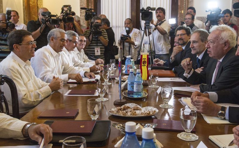 © Reuters. El ministro de Relaciones Exteriores de Cuba, Bruno Rodríguez, y su contraparte español, José Manuel García-Margallo, se reúnen en La Habana