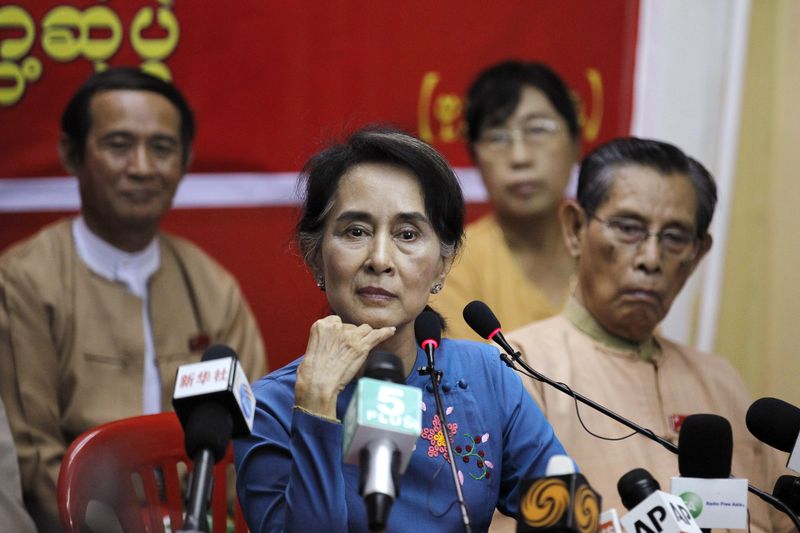 © Reuters. Myanmar's pro-democracy leader Suu Kyi listens as reporter asks her a question during a news conference in Yangon