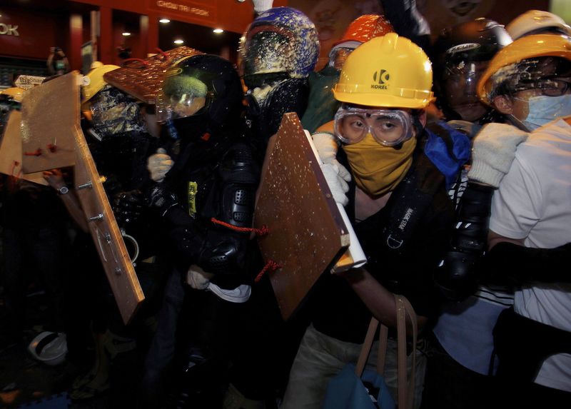 © Reuters. شرطة هونج كونج تبدأ باخلاء موقع رئيسي للاحتجاجات