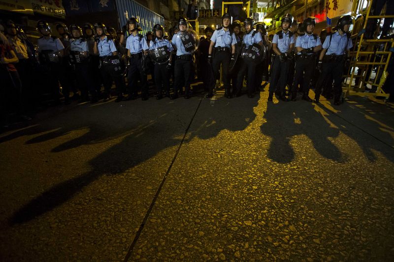 © Reuters. شرطة هونج كونج تنجح في إخلاء موقع الاحتجاجات في حي مونج كوك