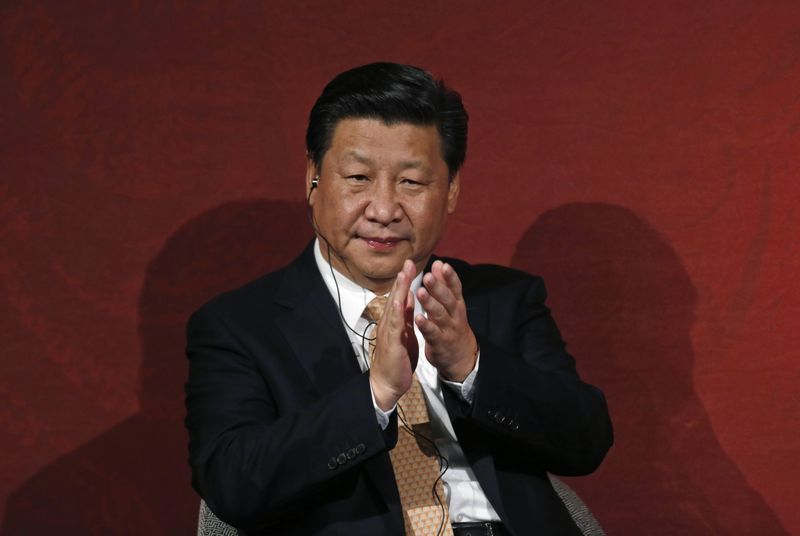 © Reuters. China's President Xi Jinping applauds during the Australia-China state and provincial leaders forum, also attended by Australia's Prime Minister Tony Abbott, in Sydney