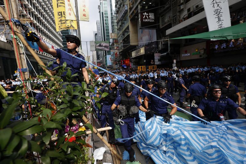 © Reuters. Policía de Hong Kong despeja sitio de protestas, detiene a líderes