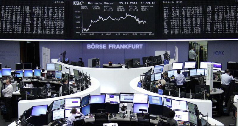 © Reuters. Operatori alla borsa di Francoforte 