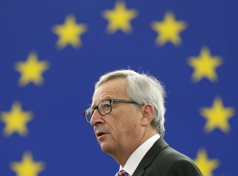 © Reuters. European Commission President Juncker arrives to address the European Parliament to present a plan on growth, jobs and investment in Strasbourg