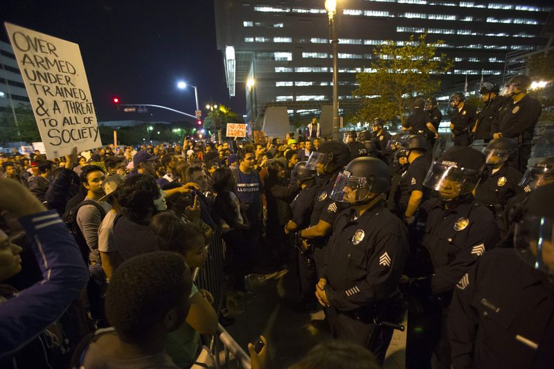 © Reuters.  Las protestas de Ferguson se extienden por EEUU, que envía más tropas a Misuri