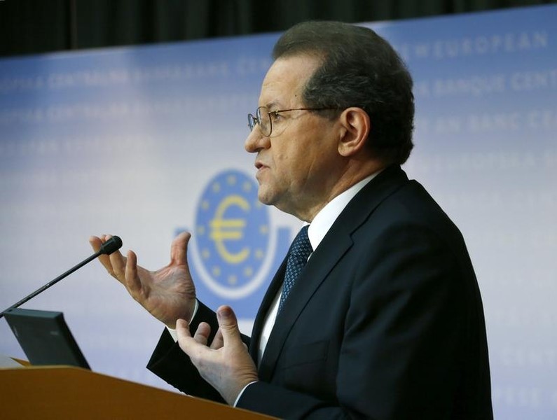 © Reuters. LA BCE RÉFLÉCHIRA À DES ACHATS DE DETTE DÉBUT 2015