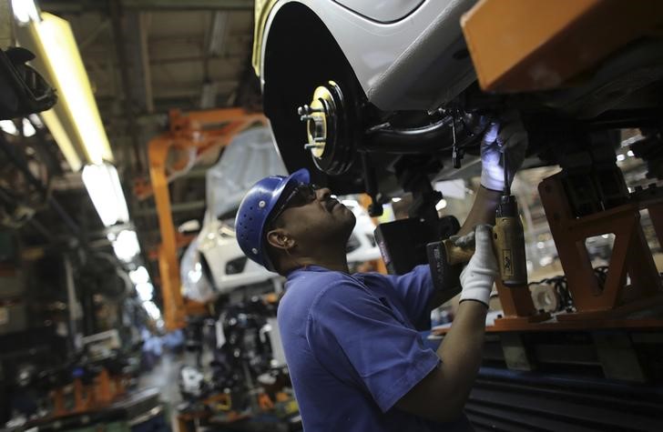 © Reuters. Operário trabalho em uma linha de montagem da marca Ford em São Bernardo do Campo, São Paulo 