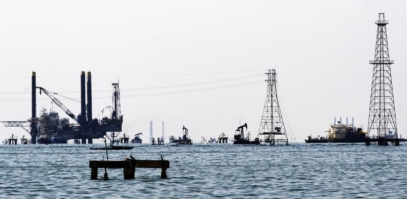 © Reuters. Нефтяные платформы и буровые вышки на озере Маракайбо в Венесуэле