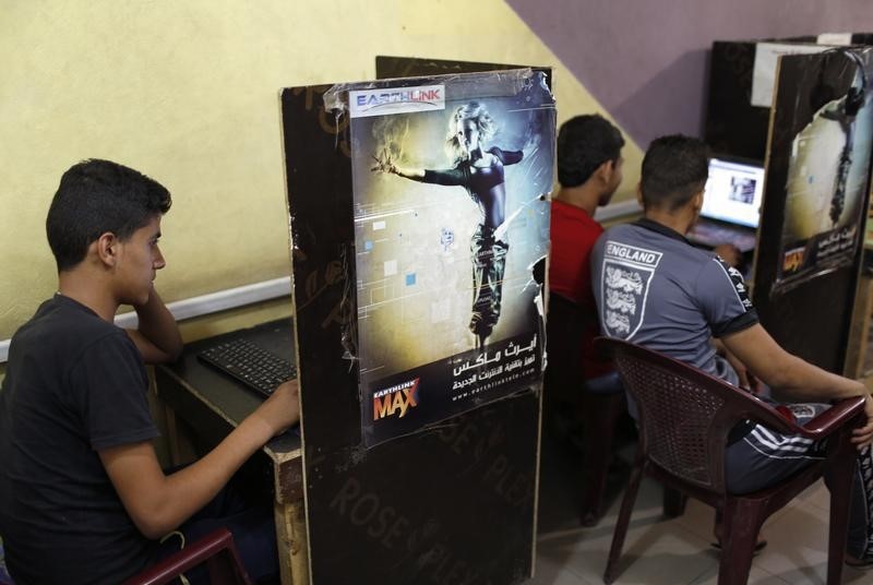 © Reuters. Iraqi Shi'ite youths use computers at an internet cafe in Sadr City in Baghdad