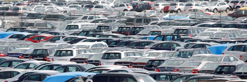 © Reuters. LA FILIÈRE AUTOMOBILE FRANÇAISE INVITÉE À SE DIVERSIFIER